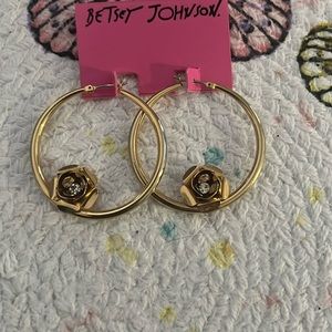 Betsey Johnson gold tone earrings💋